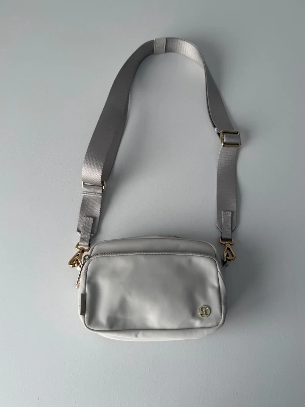 Lululemon Everywhere Crossbody Bag 2L Ivory & Gold